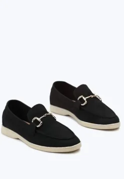 Czarne Mokasyny z Imitacji Zamszu z Ozdobną Klamrą i Przeszyciami Daneka