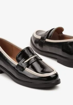 Czarne Mokasyny z Lakierowanym Połyskiem Skórzaną Wkładką i Lamówką Nusavina