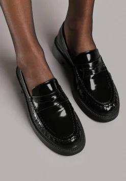 Czarne Mokasyny z Lakierowanym Połyskiem Ozdobnie Marszczone Neathriel