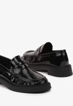 Czarne Mokasyny z Lakierowanym Połyskiem Ozdobnie Marszczone Neathriel
