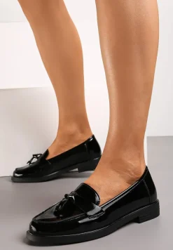 Czarne Mokasyny z Lakierowanej Ekoskóry z Płaskim Obcasem i Skórzaną Wkładką Oronea