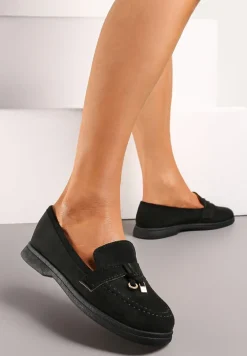 Czarne Mokasyny z Metalową Zawieszką na Przodzie Oliketia