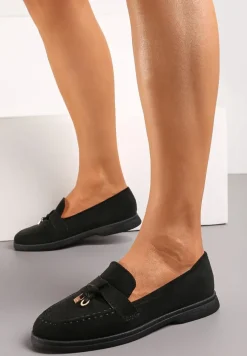 Czarne Mokasyny z Metalową Zawieszką na Przodzie Oliketia