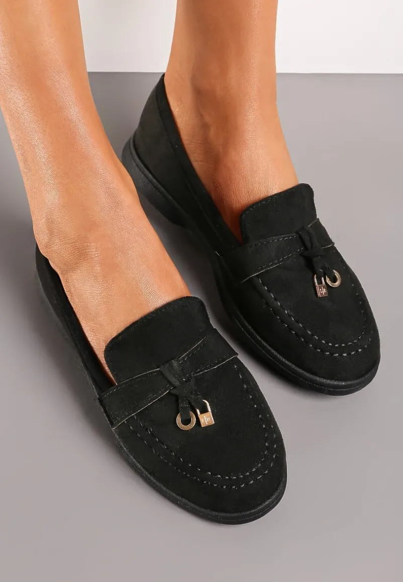 Czarne Mokasyny z Metalową Zawieszką na Przodzie Oliketia