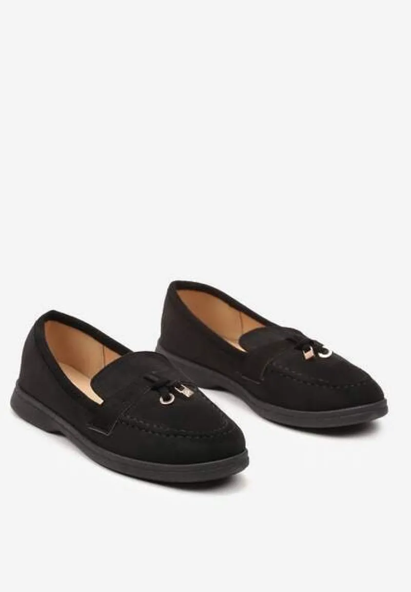 Czarne Mokasyny z Metalową Zawieszką na Przodzie Oliketia