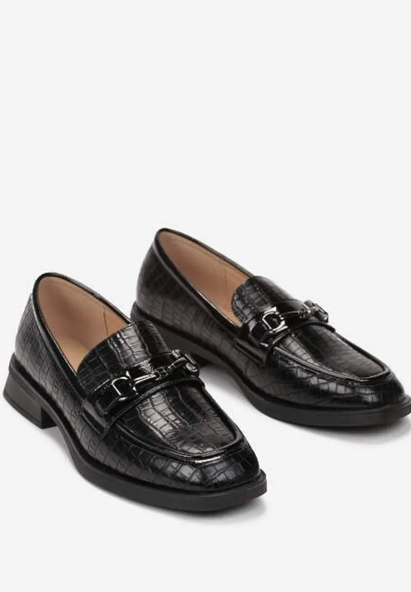 Czarne Mokasyny z Tłoczeniem Skóry Krokodyla z Metalową Ozdobą i Skórzaną Wkładką Kareph