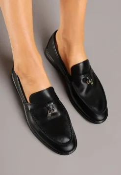 Czarne Mokasyny Zdobione Elegancką Aplikacją ze Skórzaną Wkładką Doreme