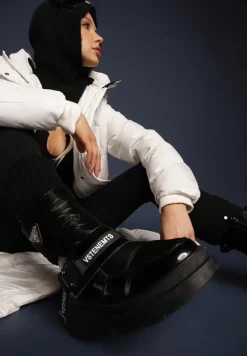 Czarne Śniegowce Lakierowane z Taśmami z Napisami Ermanno