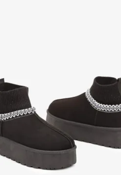 Czarne Śniegowce na Grubej Podeszwie ze Skarpetkową Wstawką i Haftem z Metaliczną Nicią Avirisa