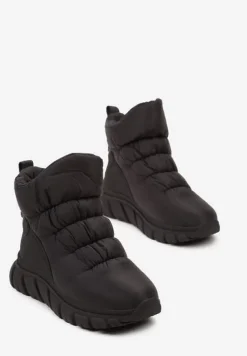 Czarne Śniegowce na Platformie z Tłoczeniem i Pikowaną Cholewką Resisia