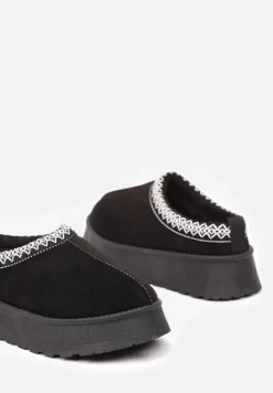 Czarne Śniegowce z Ekozamszu na Platformie z Niską Cholewką z Ozdobnym Haftem Garvia
