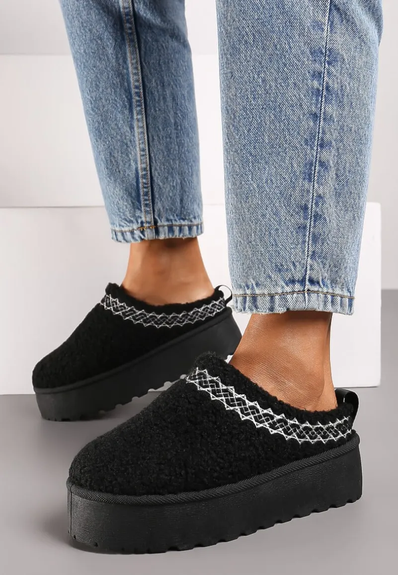 Czarne Niskie Śniegowce na Grubej Podeszwie Ozdobione Barankowym Futerkiem i Wzorzystym Przeszyciem Aziara