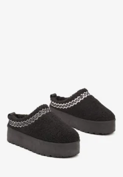 Czarne Niskie Śniegowce na Grubej Podeszwie Ozdobione Barankowym Futerkiem i Wzorzystym Przeszyciem Aziara