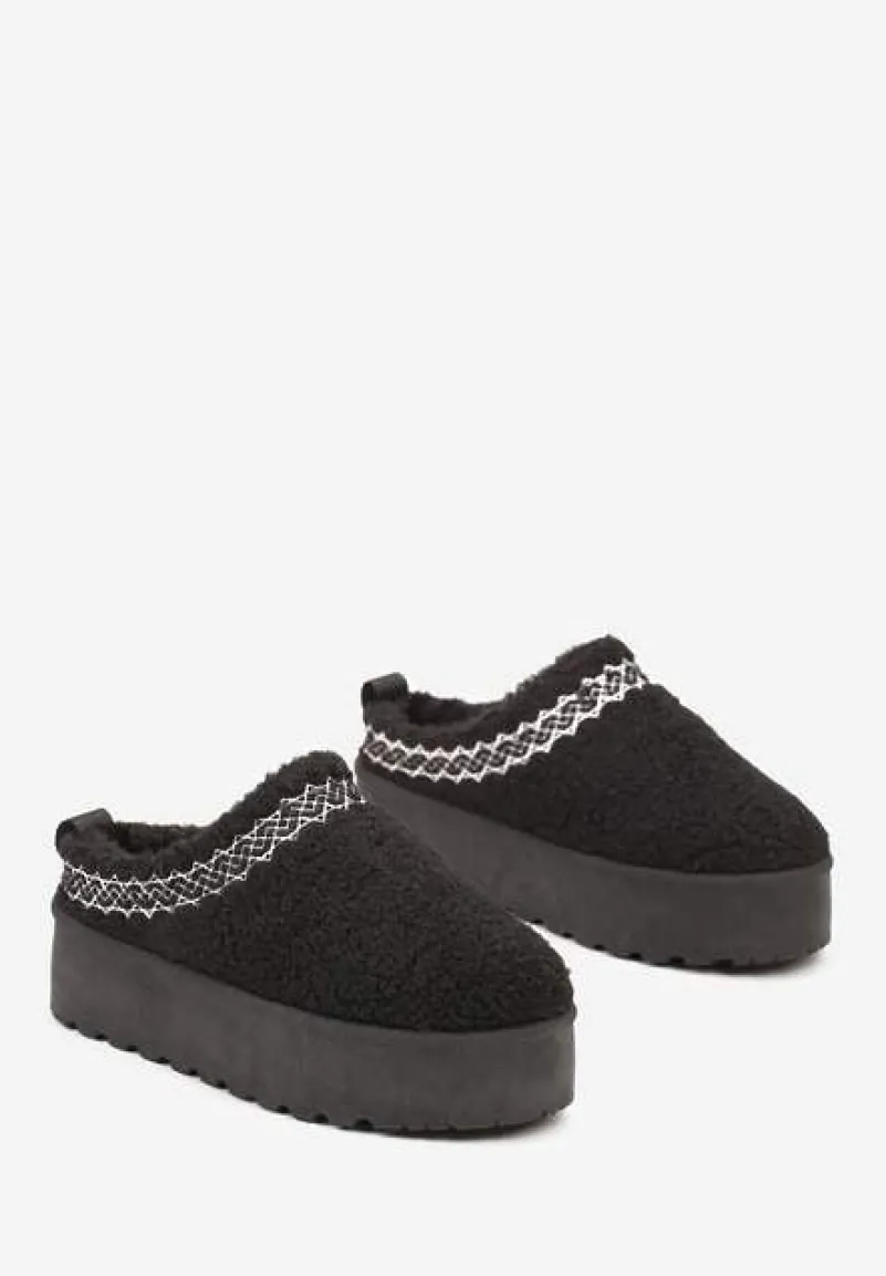 Czarne Niskie Śniegowce na Grubej Podeszwie Ozdobione Barankowym Futerkiem i Wzorzystym Przeszyciem Aziara