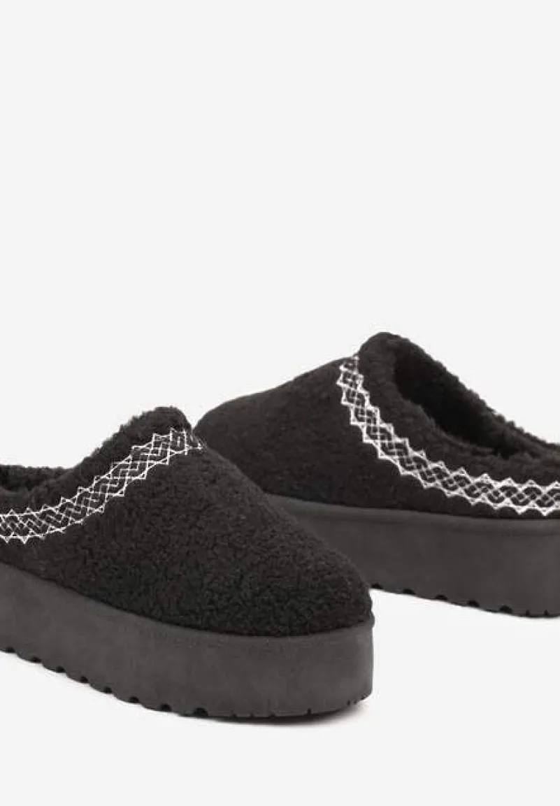 Czarne Niskie Śniegowce na Grubej Podeszwie Ozdobione Barankowym Futerkiem i Wzorzystym Przeszyciem Aziara