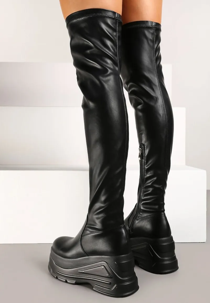 Czarne Ocieplane Kozaki na Tłoczonej Platformie z Dopasowaną Cholewką Salimira