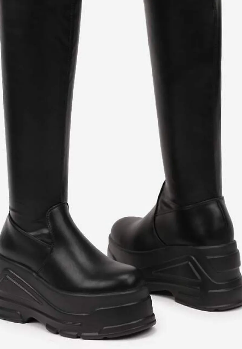 Czarne Ocieplane Kozaki na Tłoczonej Platformie z Dopasowaną Cholewką Salimira