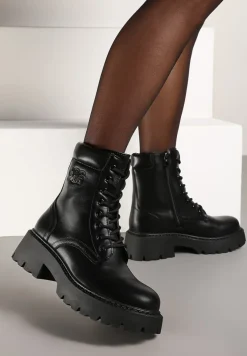 Czarne Ocieplane Sznurowane Botki Vices na Płaskiej Podeszwie Ozdobione Tłoczeniem Zerilea