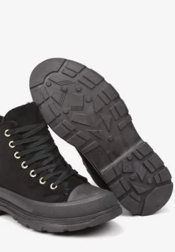 Czarne Ocieplane Trapery na Płaskiej Podeszwie ze Sznurowaniem Korirra