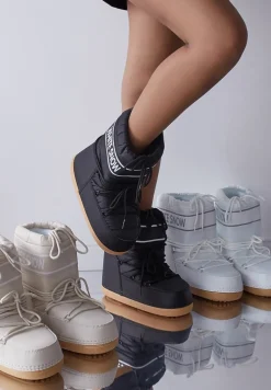 Czarne Ocieplone Śniegowce Wsuwane z Ozdobnym Napisem i Sznurowaniem Nalissa