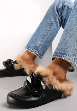 Czarne Płaskie Klapki z Futerkiem i Ozdobnym Łańcuchem na Grubszej Podeszwie Ainslee