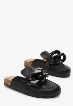 Czarne Płaskie Klapki z Korkową Podeszwą i Ozdobnym Łańcuchem Farya