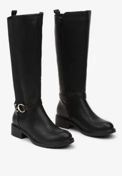 Czarne Płaskie Kozaki w Stylu Oficerek z Ozdobną Klamrą Linnovia