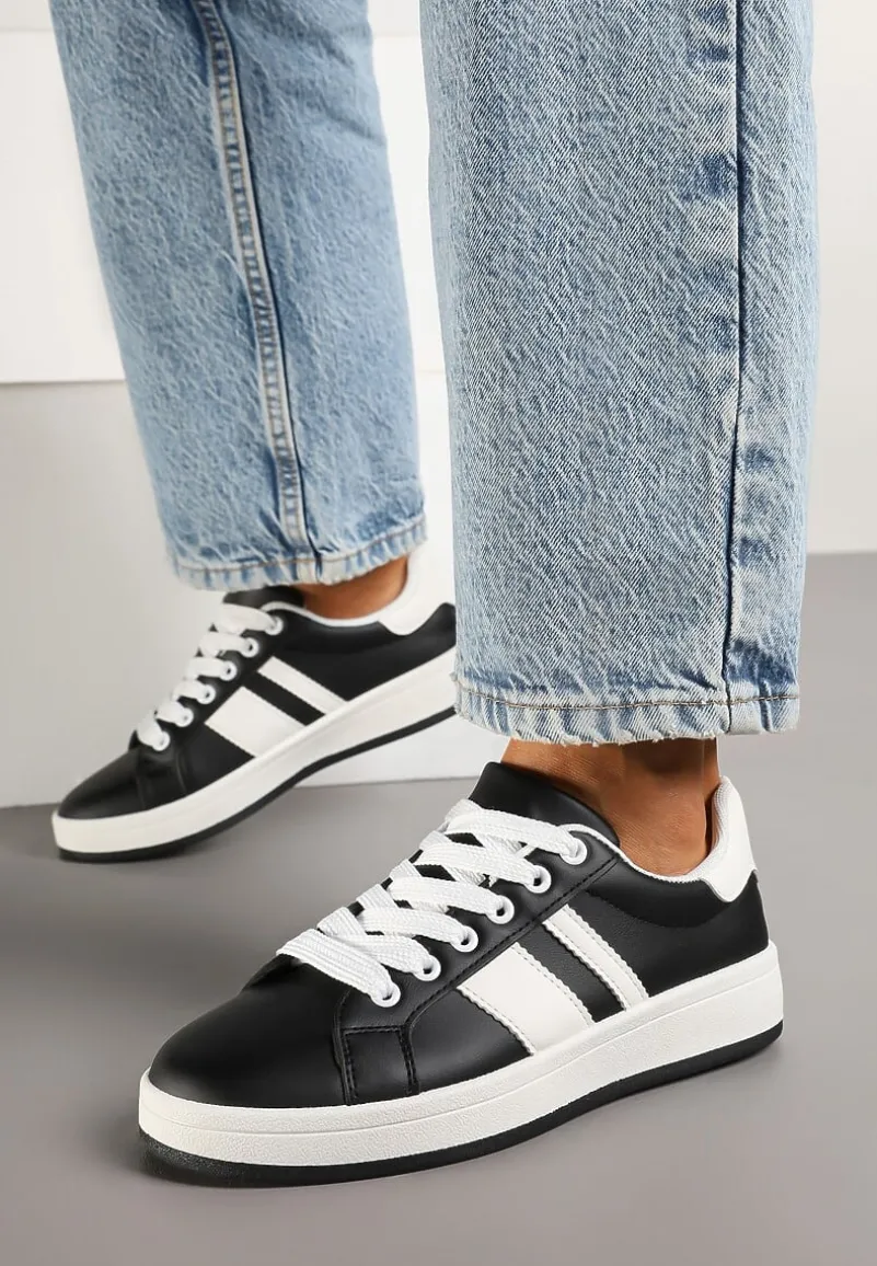 Czarne Płaskie Sneakersy z Paskiem Quinesi