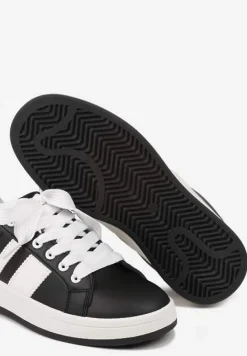 Czarne Płaskie Sneakersy z Paskiem Quinesi