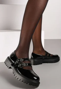 Czarne Półbuty Lakierowane na Płaskiej Podeszwie Wykończone Metalicznymi Sprzączkami Nevlana