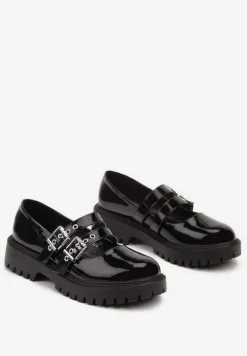 Czarne Półbuty Lakierowane na Płaskiej Podeszwie Wykończone Metalicznymi Sprzączkami Nevlana