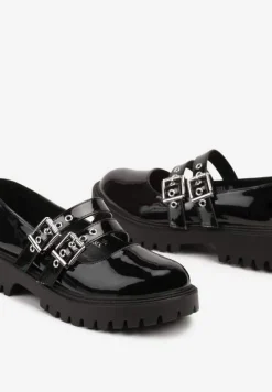 Czarne Półbuty Lakierowane na Płaskiej Podeszwie Wykończone Metalicznymi Sprzączkami Nevlana