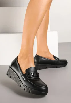 Czarne Półbuty Mokasyny na Koturnie z Tłoczeniem i Wkładką ze Skóry Naturalnej i Łańcuchem Cariella