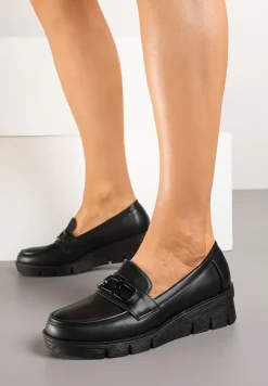 Czarne Półbuty Mokasyny na Koturnie z Tłoczeniem i Wkładką ze Skóry Naturalnej i Łańcuchem Cariella