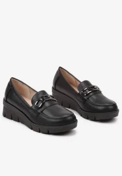 Czarne Półbuty Mokasyny na Koturnie z Tłoczeniem i Wkładką ze Skóry Naturalnej i Łańcuchem Cariella