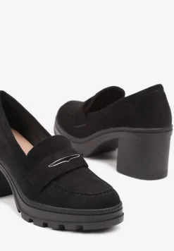 Czarne Półbuty Mokasyny na Słupku Stylizowanym na Drewniany Ozdobiony Paskiem Vericela