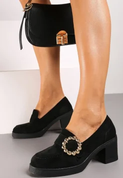 Czarne Półbuty Mokasyny na Słupku Ozdobione Metaliczną Klamrą Iveria