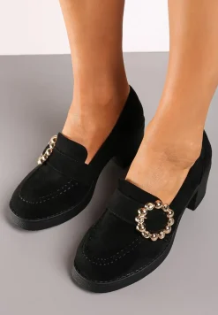 Czarne Półbuty Mokasyny na Słupku Ozdobione Metaliczną Klamrą Iveria