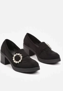 Czarne Półbuty Mokasyny na Słupku Ozdobione Metaliczną Klamrą Iveria