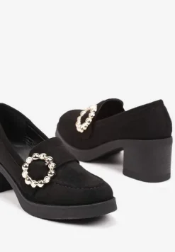 Czarne Półbuty Mokasyny na Słupku Ozdobione Metaliczną Klamrą Iveria