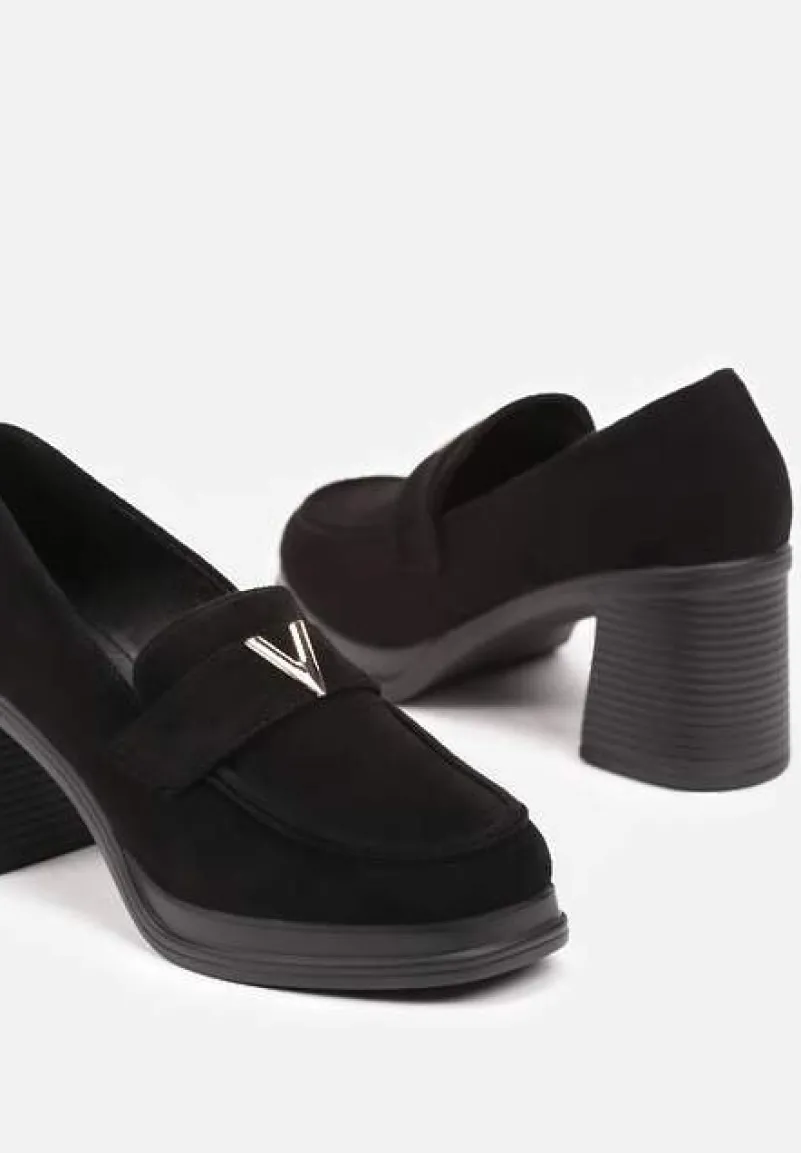 Czarne Półbuty Mokasyny na Słupku Ozdobione Metaliczną Aplikacją Arstora