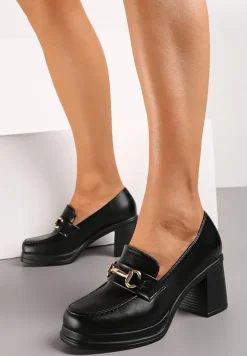 Czarne Półbuty Mokasyny na Obcasie z Metaliczną Klamrą i Przeszyciami Helawina