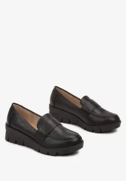 Czarne Półbuty Mokasyny z Ekoskóry na Koturnie z Wkładką ze Skóry Naturalnej Ozdobione Paskiem Zorvia