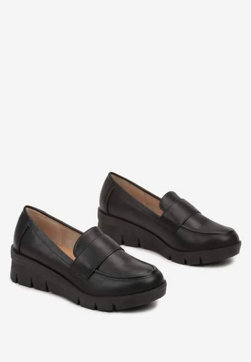 Czarne Półbuty Mokasyny z Ekoskóry na Koturnie z Wkładką ze Skóry Naturalnej Ozdobione Paskiem Zorvia