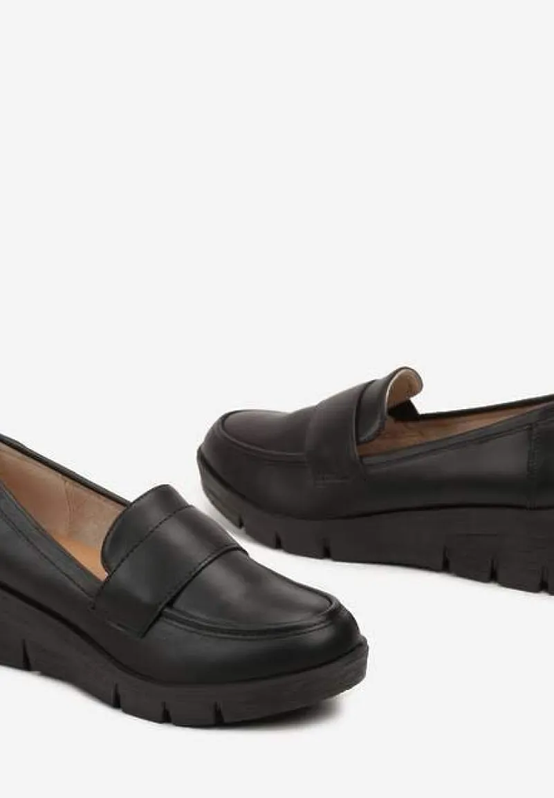 Czarne Półbuty Mokasyny z Ekoskóry na Koturnie z Wkładką ze Skóry Naturalnej Ozdobione Paskiem Zorvia