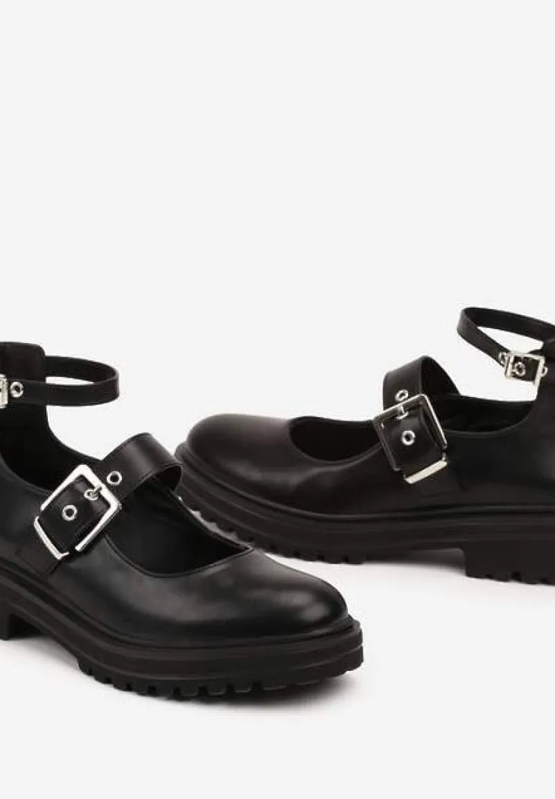 Czarne Półbuty na Grubej Podeszwie z Ozdobnymi Sprzączkami Irissia