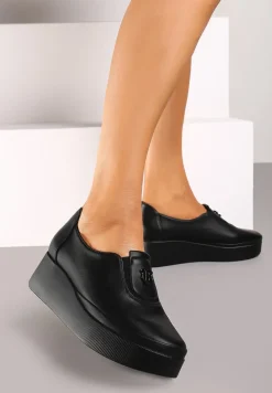 Czarne Półbuty na Koturnie Ozdobione z Przodu Aplikacją Verilena