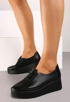 Czarne Półbuty na Koturnie Ozdobione z Przodu Aplikacją Verilena