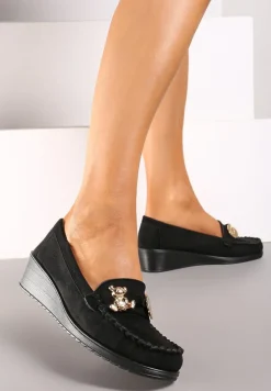 Czarne Półbuty na Koturnie w Stylu Mokasynów Wykończone Metaliczną Aplikacją Navisaria