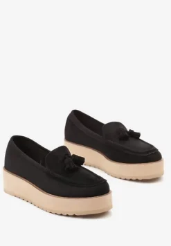 Czarne Półbuty na Niskiej Platformie z Przeszyciami i Ozdobnymi Chwostami Hiela